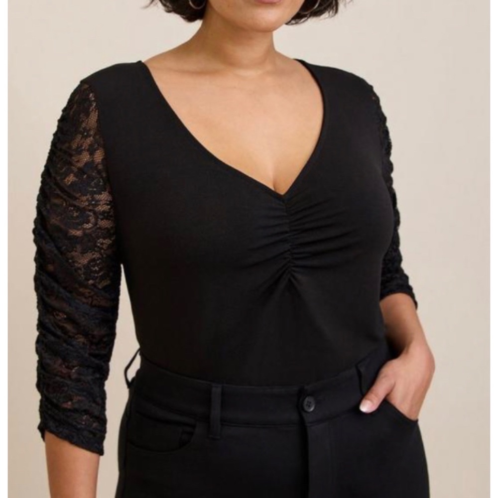 🆕 Studio Crepe V-Neck Ruched Lace Sleeve Top 3 3X 22 24 NWT Torrid New!
